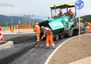ASFALTIRANJE KROŽIŠČA FOTO LJUBO VUKELIČ 00